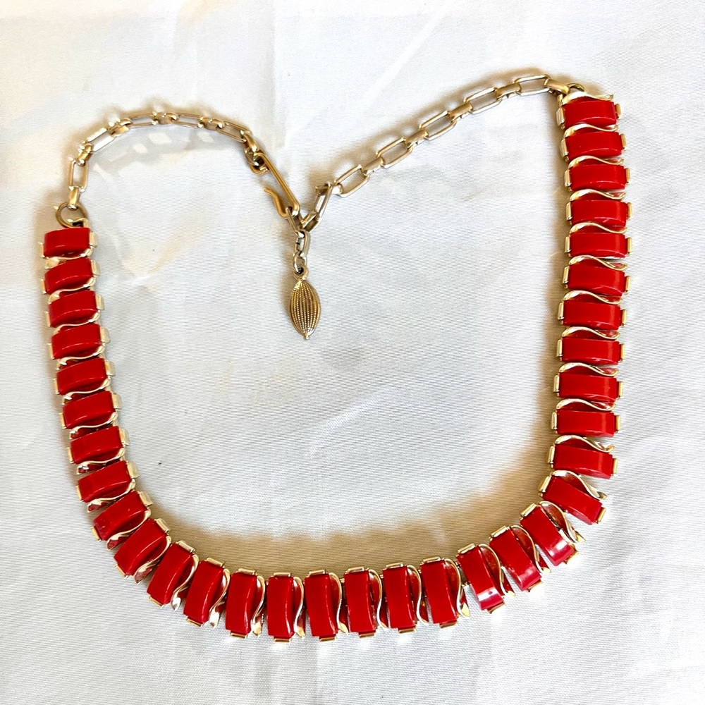 Vintage Red Thermoset Lucite Gold Tone Choker Necklace Enamel Swirl Earrings Set - Picture 2 of 9